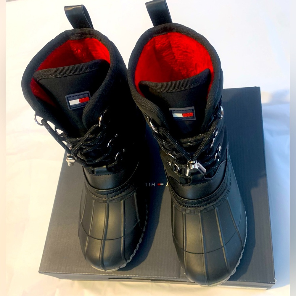 New In Box Tommy Hilfiger Raziel-SC Duck Boot Women Black Sizes 6M, 5M